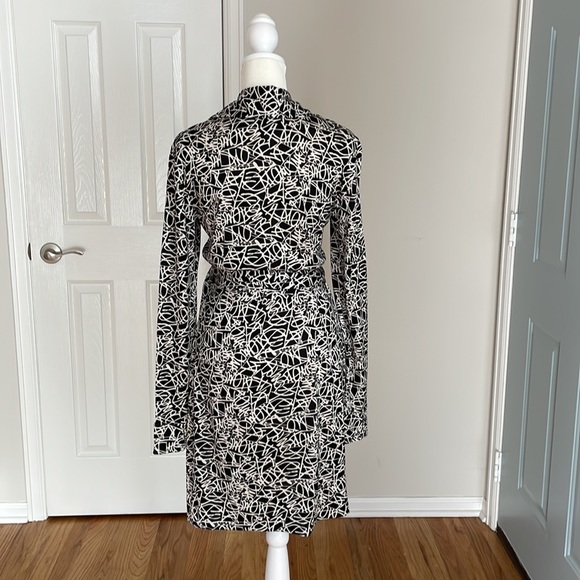 VINTAGE Diane von Furstenberg Signature Diane Print Wrap Dress - Picture 6 of 10